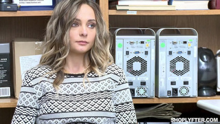 Кладовщицу трахают на четвереньках после минета