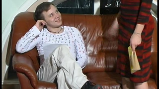 Паренек активно трахает зрелую учительницу