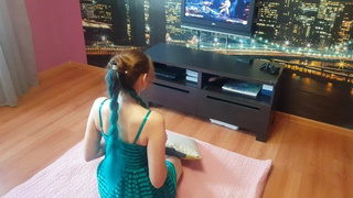 Русский братец сношает попочку наивной сестры пока та играет в приставку