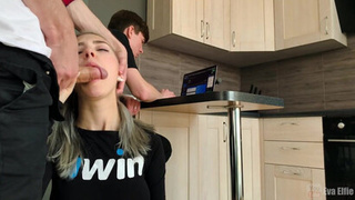 Пацан не уделяет время? Eva Elfie долбится с другом в присутствии куколда!