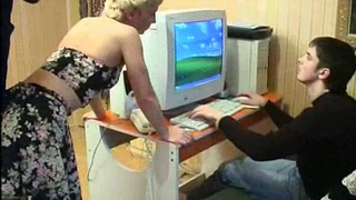 Зять сношает тещу а дочка облизывает пенис отца