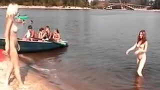 Красивые русские голые девки на летнем пляже