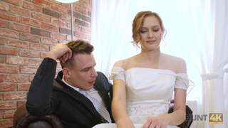 Жених смотрит как невеста обсасывает хер свадебному фотографу