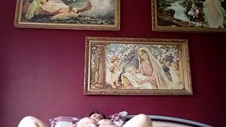 Престарелая дрочунья в крутом белье на заплывшем теле тычет себе в пещерку фаллоимитатором