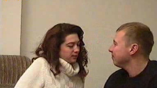 Юля и нетрезвый супруг шпилятся в позе по собачьи на постели